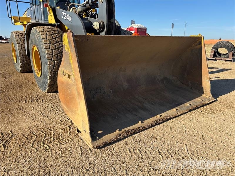 John Deere 724K Pale gommate