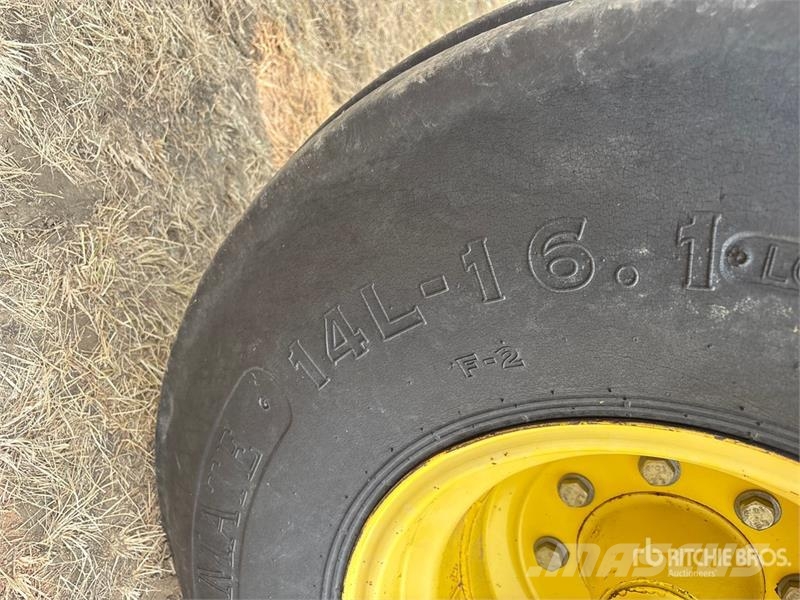 John Deere 8100 2WD Tractor Трактори