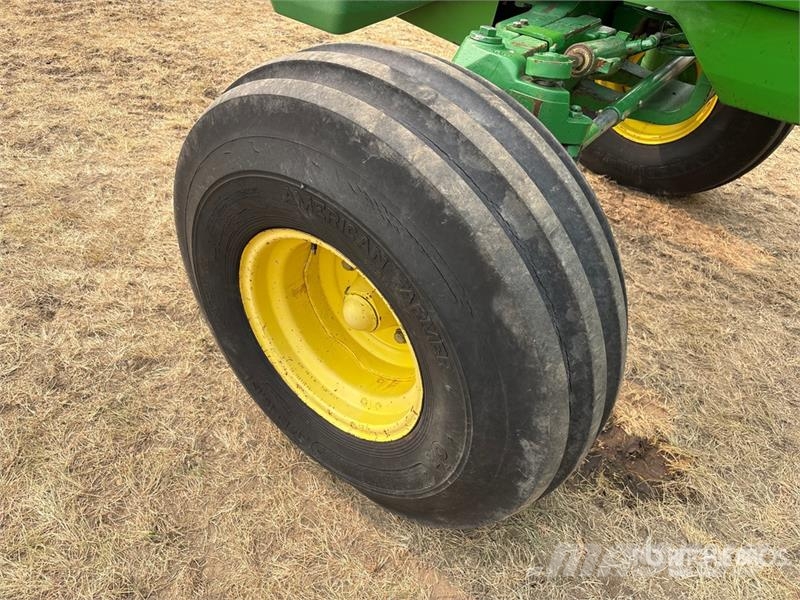 John Deere 8100 2WD Tractor Трактори