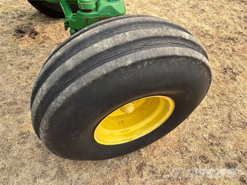 John Deere 8100 2WD Tractor Трактори