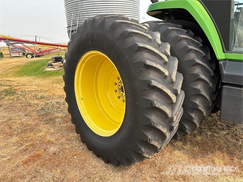 John Deere 8100 2WD Tractor Трактори