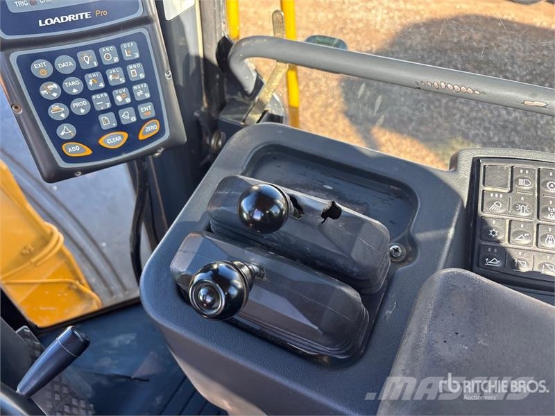 John Deere 824J Kolové nakladače
