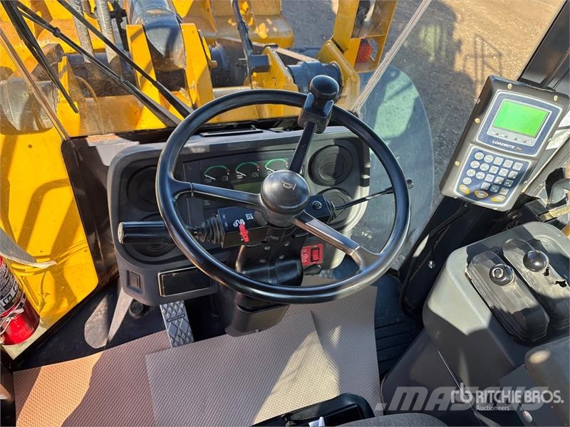 John Deere 824J Kolové nakladače
