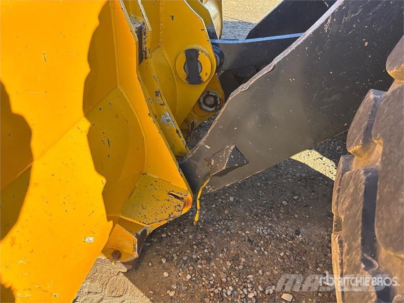 John Deere 824J Kolové nakladače