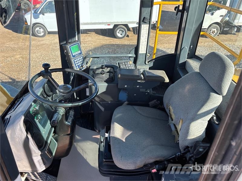 John Deere 824J Kolové nakladače