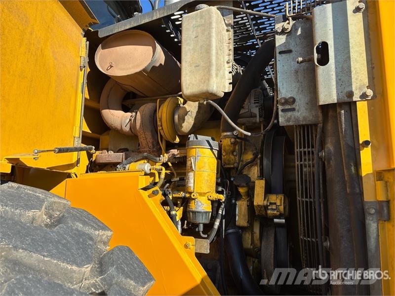 John Deere 824J Kolové nakladače