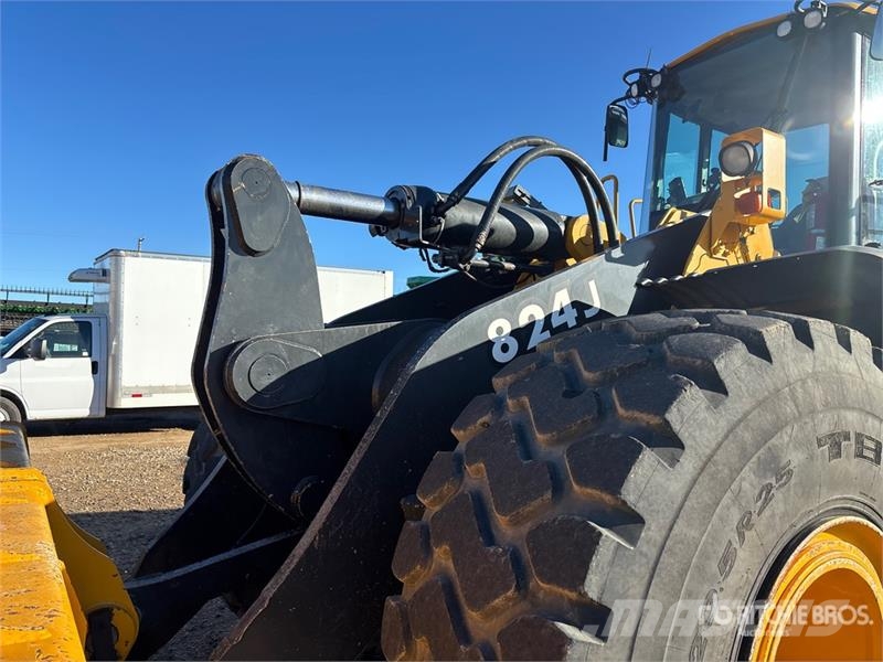 John Deere 824J Kolové nakladače