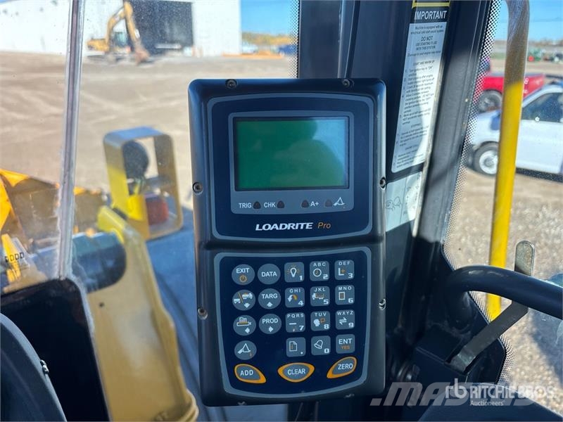 John Deere 824J Kolové nakladače