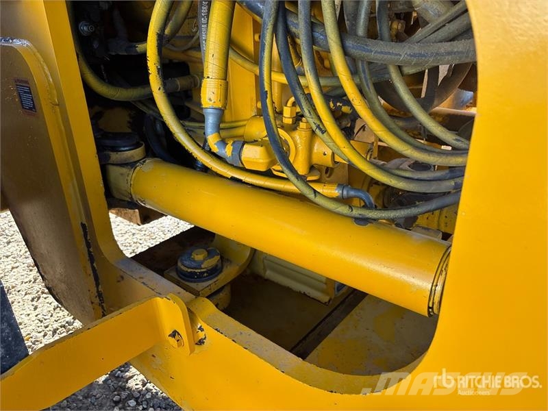 John Deere 824J Kolové nakladače