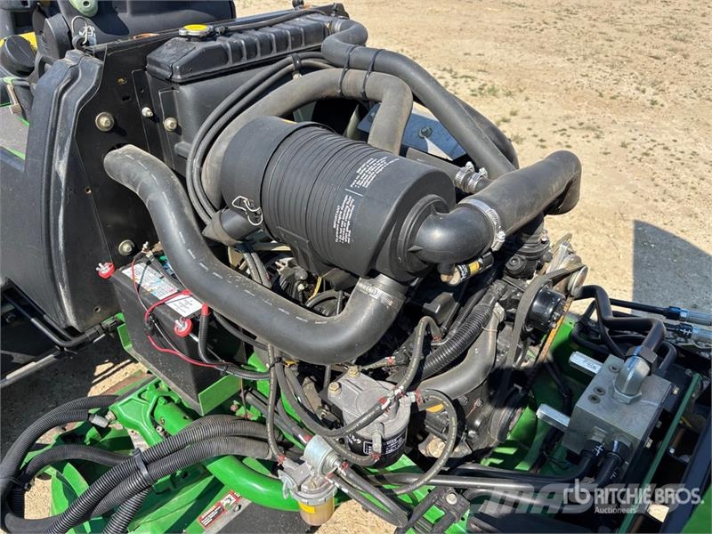 John Deere 8800TC Ride-On Lawn Mower ركوب الحشائش