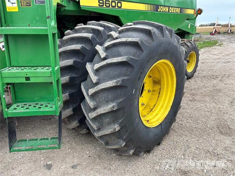John Deere 9600 Combine harvesters