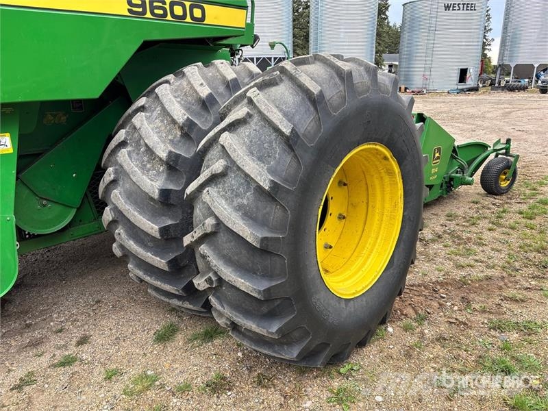 John Deere 9600 Combine harvesters