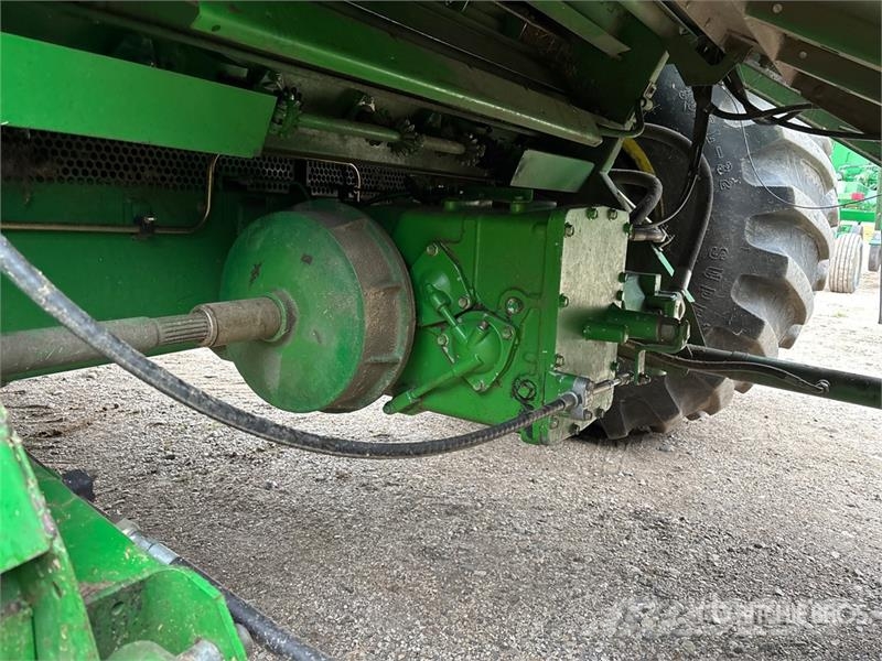 John Deere 9600 Combine harvesters