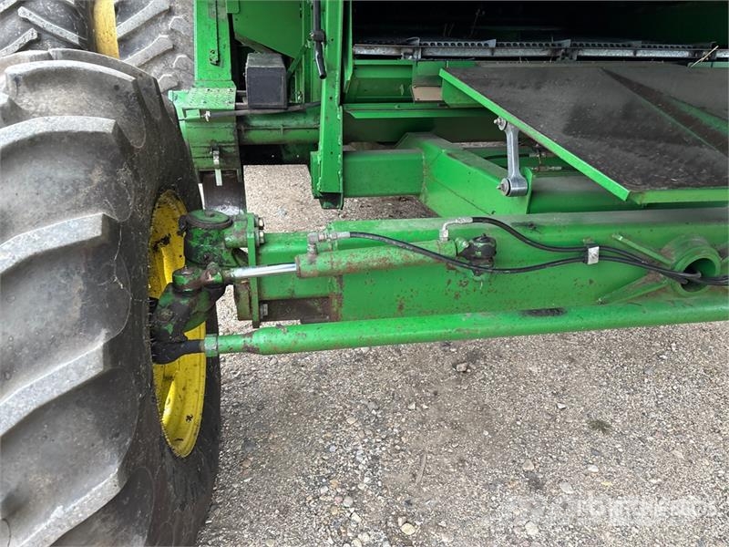 John Deere 9600 Combine harvesters