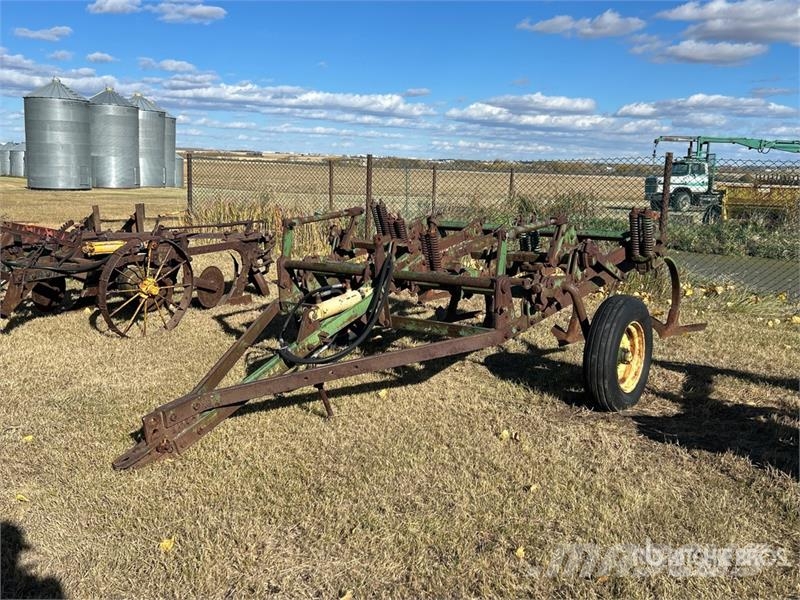 John Deere 98 in 5 Bottom Cultivator Kultivatorji