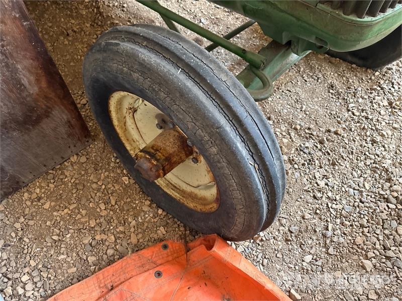John Deere AR 2WD Tractor (Inoperable) Traktörler