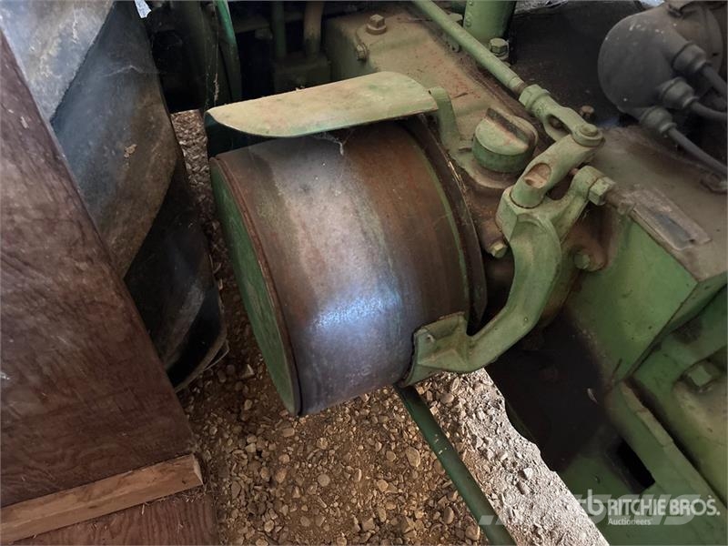 John Deere AR 2WD Tractor (Inoperable) Traktörler