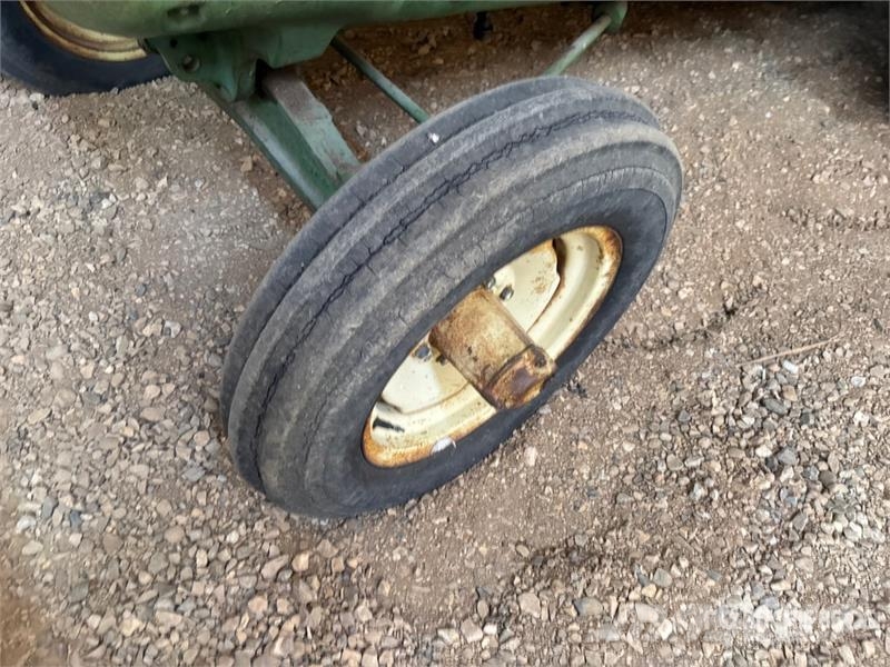John Deere AR 2WD Tractor (Inoperable) Traktörler
