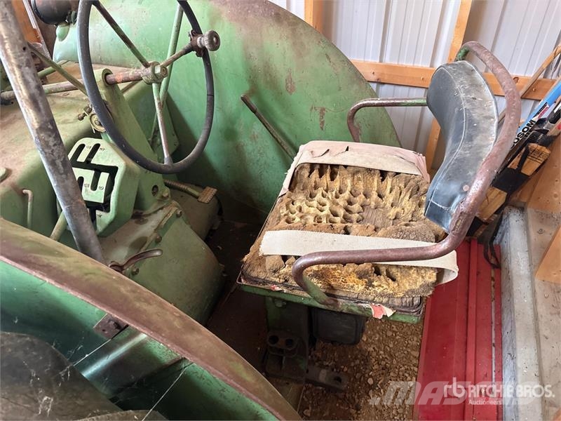 John Deere AR 2WD Tractor (Inoperable) Traktörler