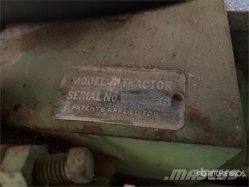 John Deere AR 2WD Tractor (Inoperable) Traktörler