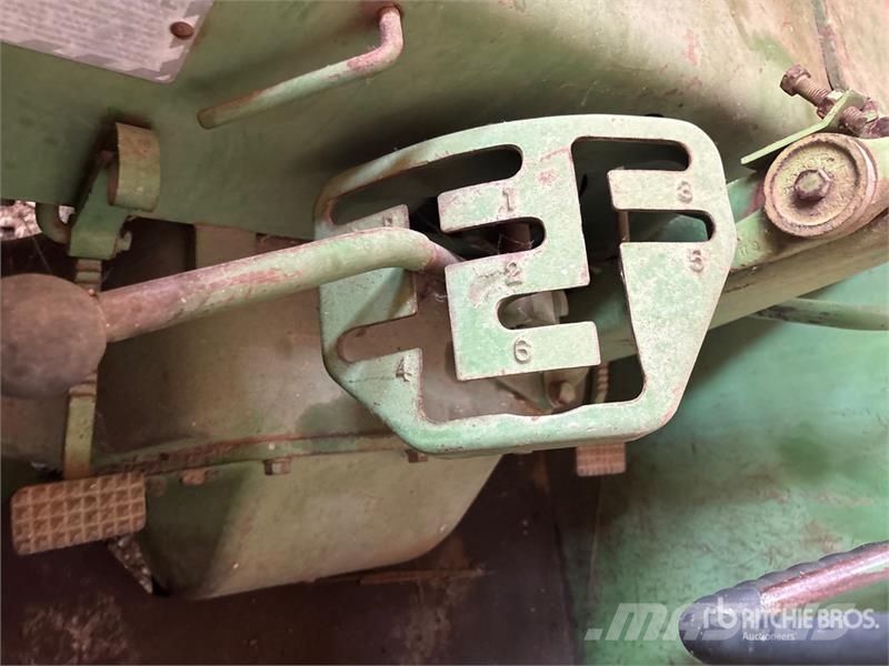 John Deere AR 2WD Tractor (Inoperable) Traktörler