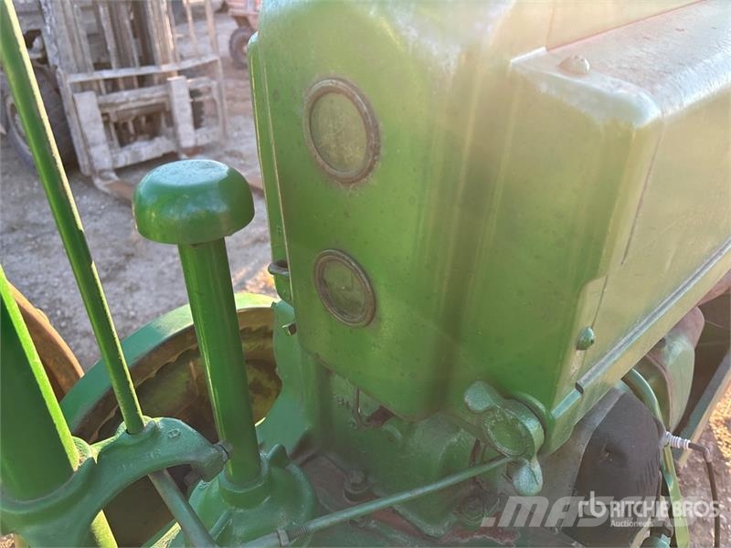 John Deere B 2WD Narrow Front Antique Tractor Traktori