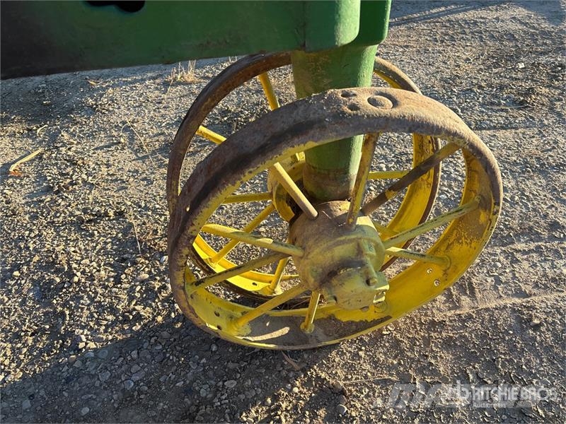John Deere B 2WD Narrow Front Antique Tractor Traktori