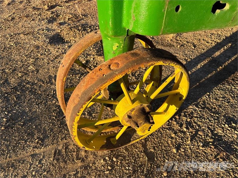 John Deere B 2WD Narrow Front Antique Tractor Traktori