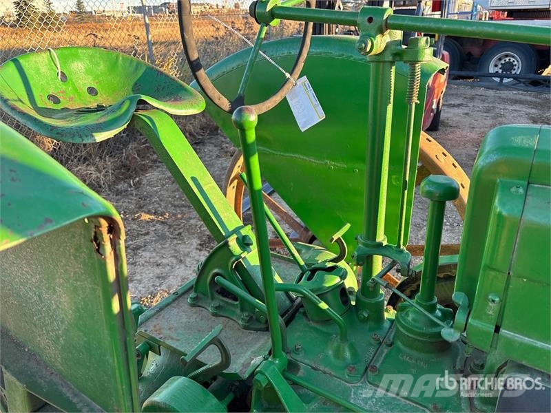 John Deere B 2WD Narrow Front Antique Tractor Traktori