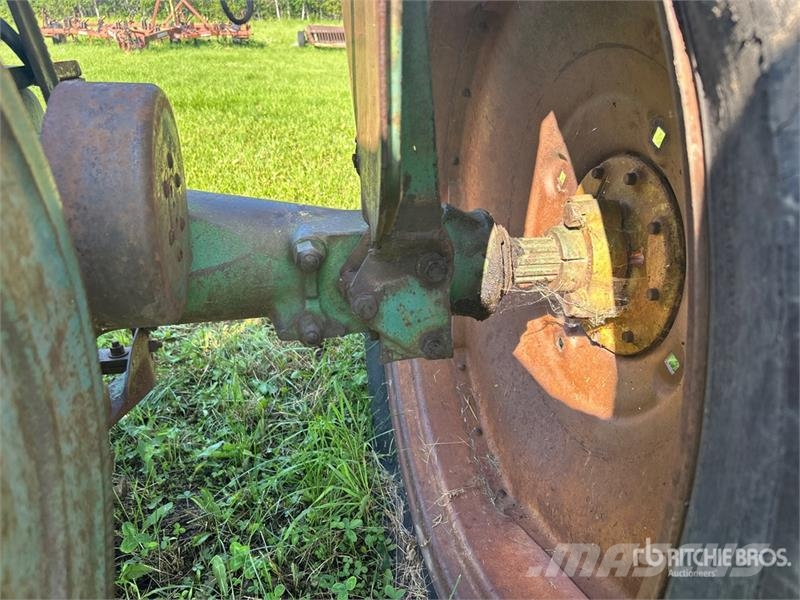 John Deere B 2WD Narrow Front Antique Tractor (Inoperable) Traktori