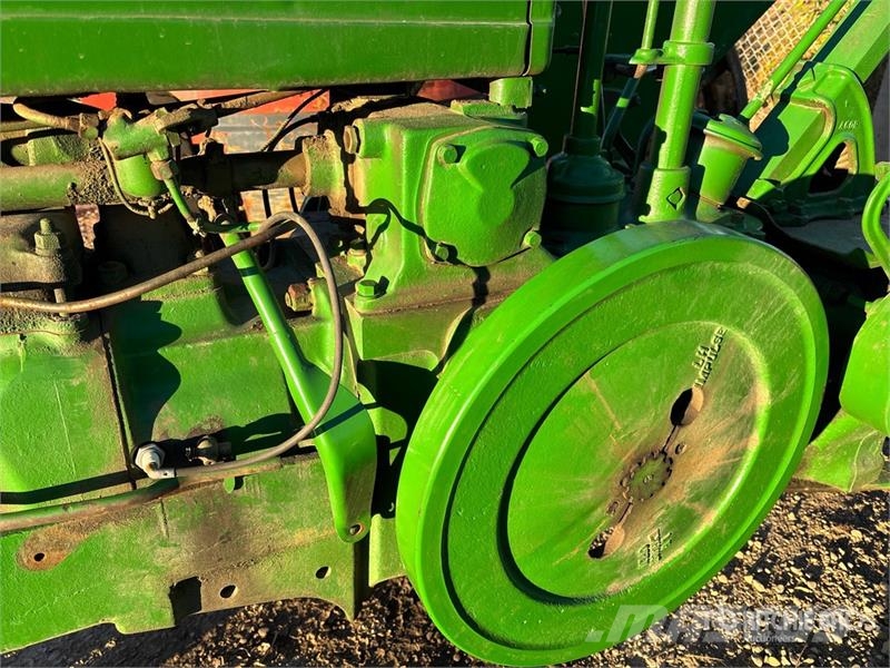John Deere B 2WD Narrow Front Antique Tractor Traktori