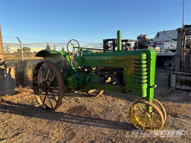 John Deere B 2WD Narrow Front Antique Tractor Traktori