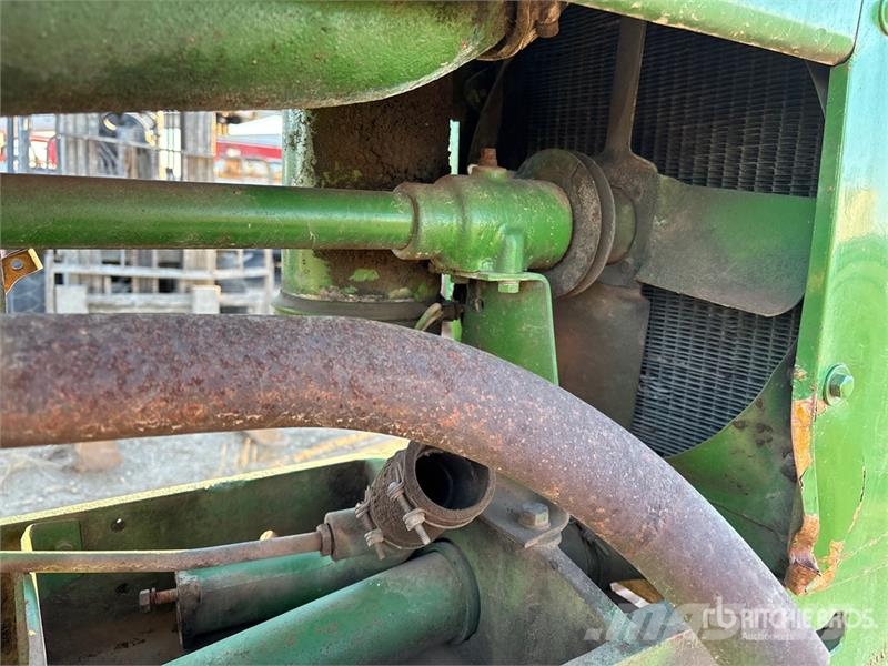 John Deere B 2WD Narrow Front Antique Tractor Traktori