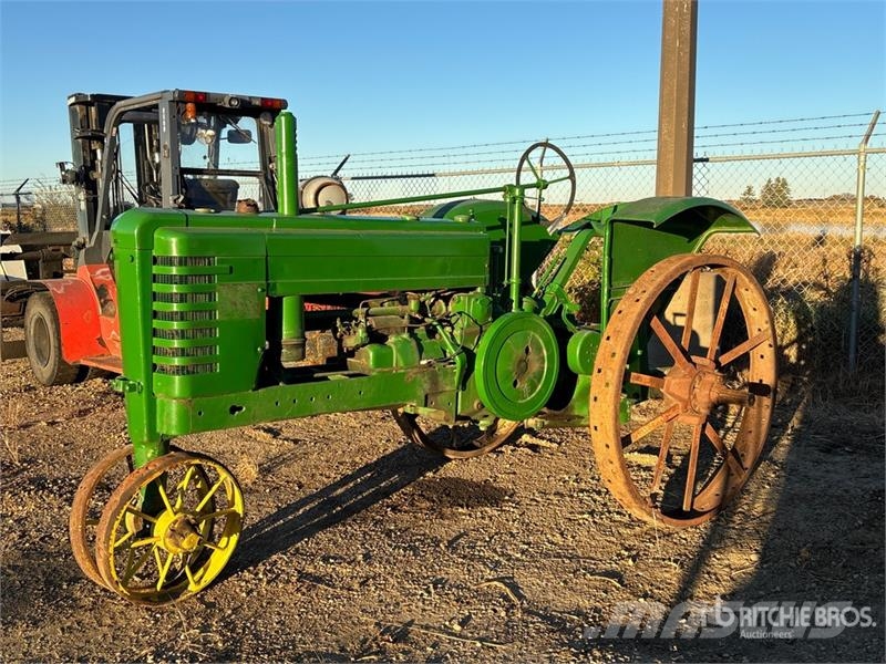 John Deere B 2WD Narrow Front Antique Tractor Traktori