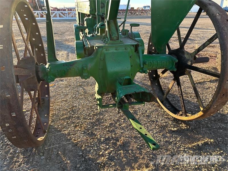 John Deere B 2WD Narrow Front Antique Tractor Traktori