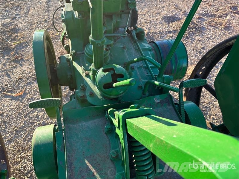 John Deere B 2WD Narrow Front Antique Tractor Traktori