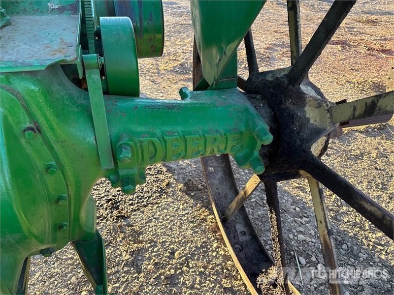 John Deere B 2WD Narrow Front Antique Tractor Traktori