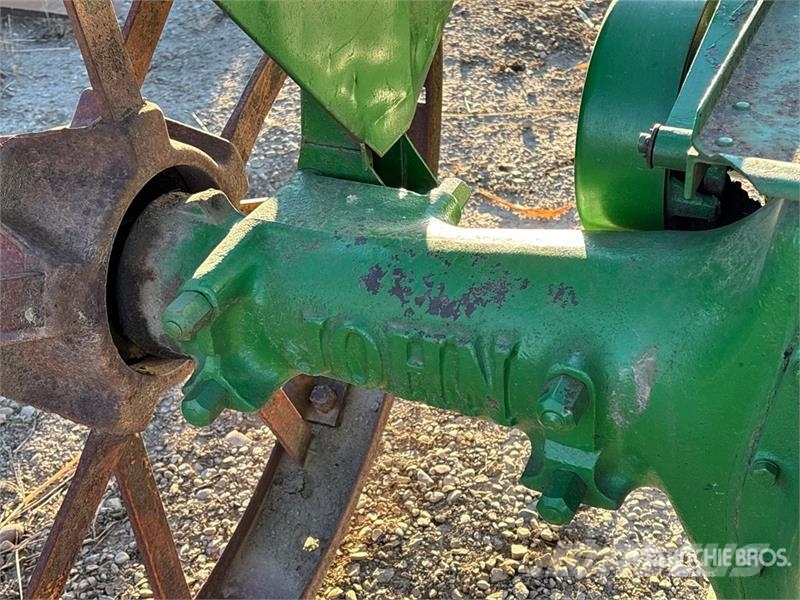 John Deere B 2WD Narrow Front Antique Tractor Traktori