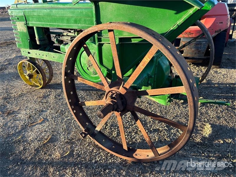 John Deere B 2WD Narrow Front Antique Tractor Traktori