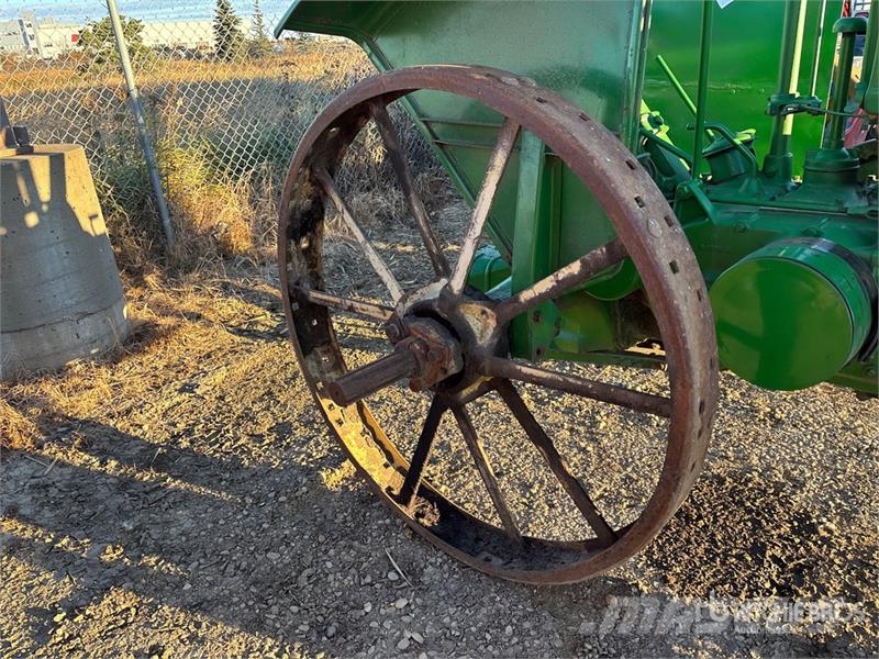 John Deere B 2WD Narrow Front Antique Tractor Traktori
