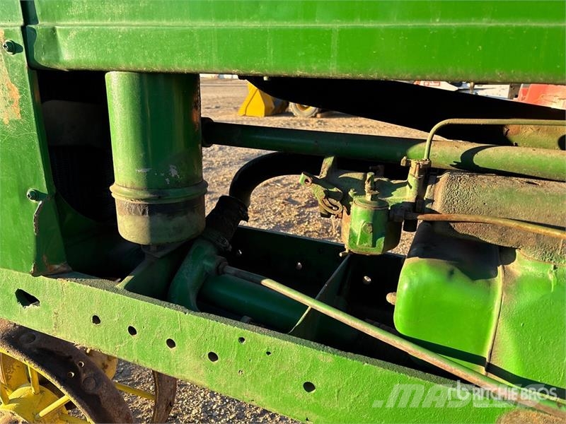 John Deere B 2WD Narrow Front Antique Tractor Traktori