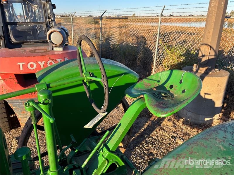 John Deere B 2WD Narrow Front Antique Tractor Traktori