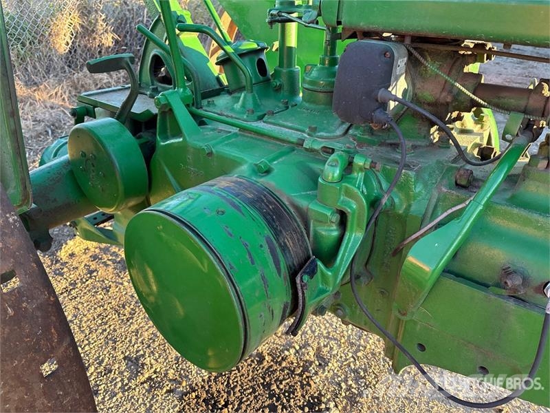 John Deere B 2WD Narrow Front Antique Tractor Traktori