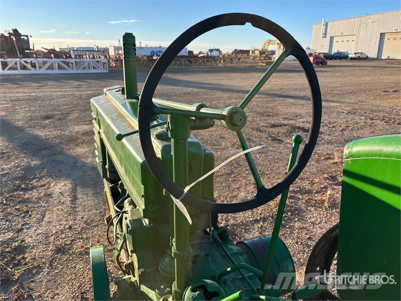 John Deere B 2WD Narrow Front Antique Tractor Traktori