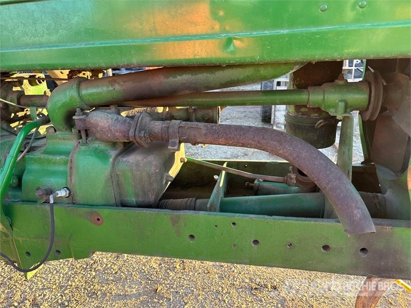 John Deere B 2WD Narrow Front Antique Tractor Traktori