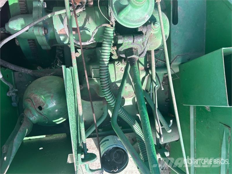 John Deere B 2WD Wide Front Antique Tractor Traktorok