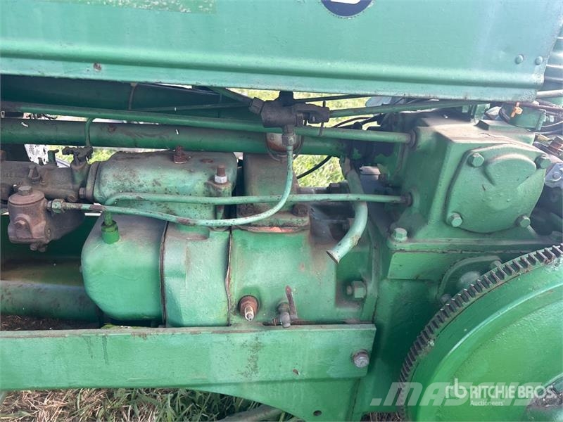 John Deere B 2WD Wide Front Antique Tractor Traktorok