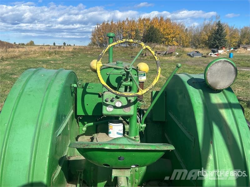 John Deere B 2WD Wide Front Antique Tractor Traktorok
