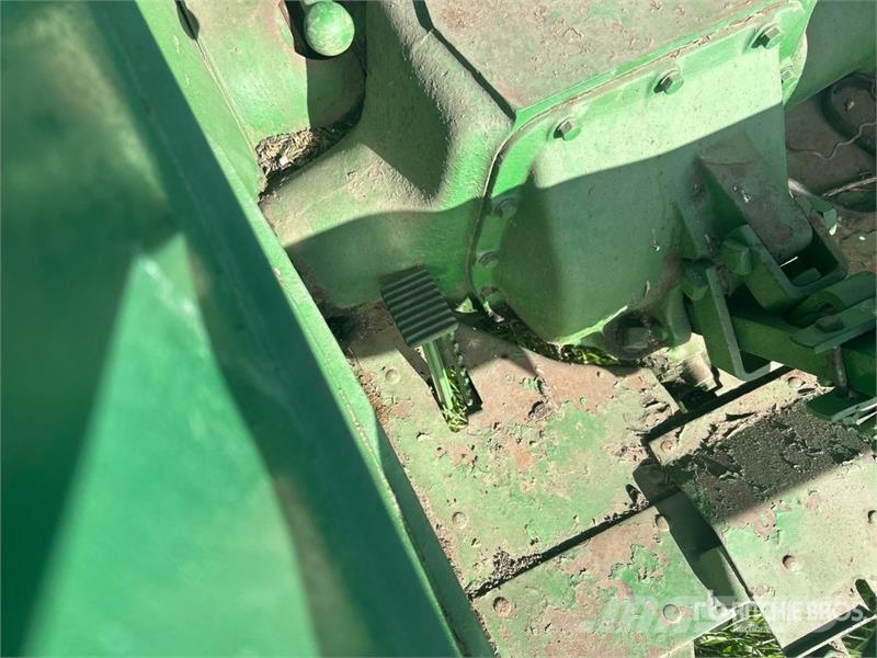 John Deere B 2WD Wide Front Antique Tractor Traktorok