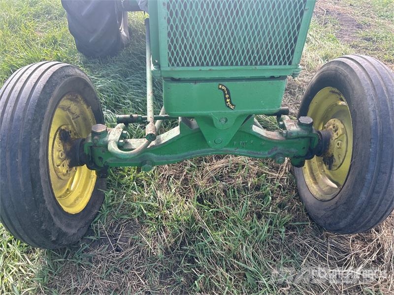 John Deere B 2WD Wide Front Antique Tractor Traktorok